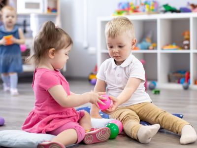 Πώς να διδάξετε στα παιδιά σας τη χαρά του μοιράσματος