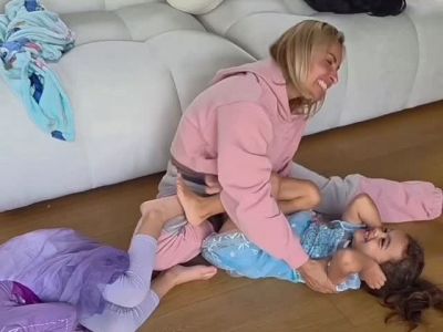 Βασιλική Μιλλούση: Έστρωσε τα χαλιά με τη βοήθεια των κοριτσιών της (εικόνα)