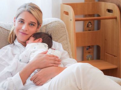 Η Τζένη Θεωνά με τον μικροσκοπικό της γιο – Η φώτο και το σχόλιο «Tiny hands, tiny toes»