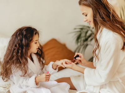 Θέλει ακρυλικά νύχια η 10χρονη κόρη σας; Η αλήθεια που πρέπει να ξέρετε