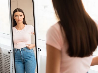 5 συνήθειες που πρέπει να αποφύγετε αν προσπαθείτε να χάσετε σπλαχνικό λίπος, σύμφωνα με διαιτολόγο