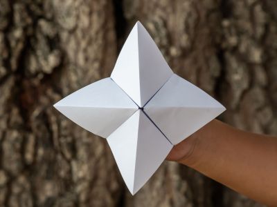 «Χάρτινη αλατιέρα»: Φτιάξτε το παιχνίδι των παιδικών σας χρόνων που προβλέπει το μέλλον (vid)