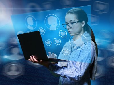 Ιταλία: Περίπου το 42% των εφήβων στρέφεται στην ΑΙ όταν νιώθει λύπη, άγχος ή χρειάζεται βοήθεια