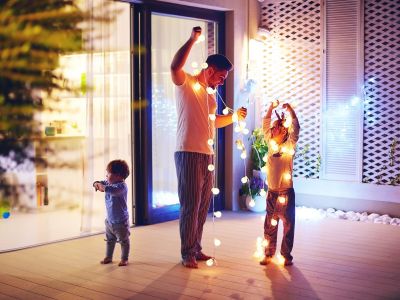 Χριστουγεννιάτικη διακόσμηση μπαλκονιού: Ιδέες για φωτισμό, στεφάνια και στολίδια