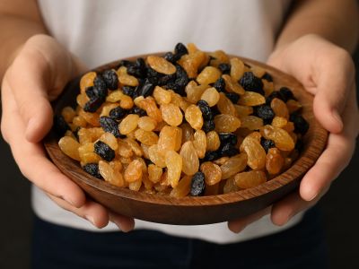 Θες ένα υγιεινό, γλυκό σνακ; Μια διαιτολόγος εξηγεί γιατί οι σταφίδες είναι καλή επιλογή