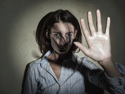 Λιγότερο από το 40% των γυναικών που βιώνουν βία αναζητούν βοήθεια οποιουδήποτε είδους