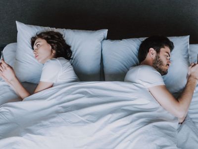 Ποια είναι η επίδραση της υπερβολικής χρήσης οθονών στη γονιμότητα; Τι απαντά ειδικός