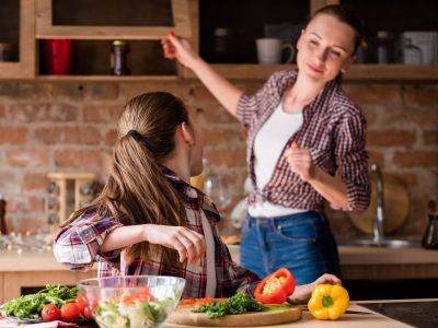 Μια απλή αλλαγή στην ώρα του βραδινού μπορεί να βελτιώσει την υγεία και τον ύπνο σας τον χειμώνα