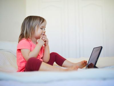 Οθόνες και νήπια: Το μεγαλύτερο λάθος που κάνουν οι γονείς, σύμφωνα με ειδικό