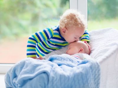Πώς να προσαρμοστεί το πρώτο παιδί για τον ερχομό του νέου παιδιού στο σπίτι