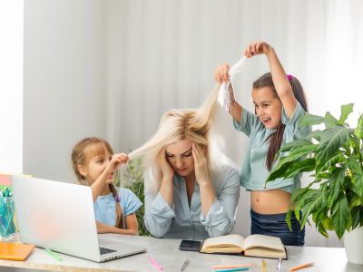 Οι μαμάδες επιβιώνουν, δεν ευημερούν: Τι αποκαλύπτει έρευνα του 2025 για τη μητρότητα