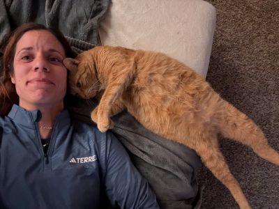 Η Κατερίνα Στεφανίδη δείχνει πώς μεγαλώνει μωρό… με μια γάτα που τα θέλει όλα δικά της