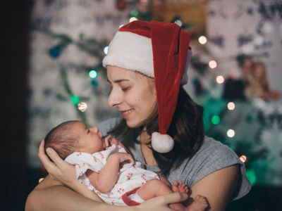 Τα καλύτερα δώρα και αναμνηστικά για να γιορτάσετε τα πρώτα Χριστούγεννα του μωρού σας