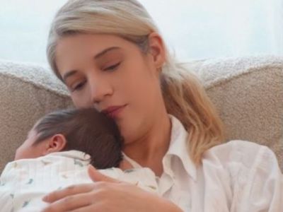 Τζένη Θεωνά: Πρώτα Χριστούγεννα με τους δύο γιους της - Στόλισε και εντυπωσιάζει το μαρμάρινο τζάκι