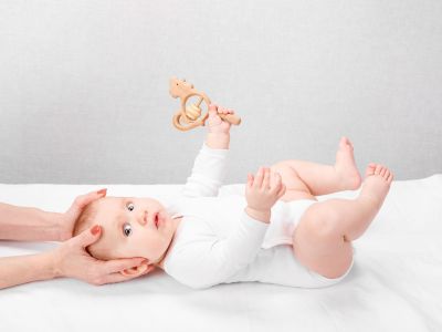 Είναι ασφαλές να πηγαίνουν τα μωρά σε χειροπράκτη; Τι πρέπει να ξέρουν οι γονείς