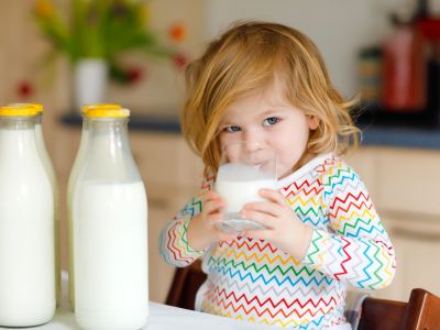 Γιατί το πλήρες γάλα είναι τελικά ωφέλιμο για τα παιδιά – Τι λέει ο ειδικός