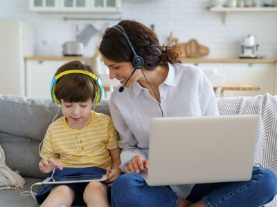 Το 45% των γονιών χρησιμοποιεί την AI για να βοηθήσει τα παιδιά με τα μαθήματά τους