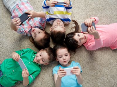 Παιδιά με smartphone πριν τα 12 έχουν αυξημένο κίνδυνο προβλημάτων υγείας, σύμφωνα με νέα μελέτη