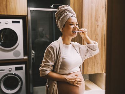 Πώς οι ορμόνες και οι συνήθειες επηρεάζουν τα δόντια και τα ούλα στην εγκυμοσύνη;