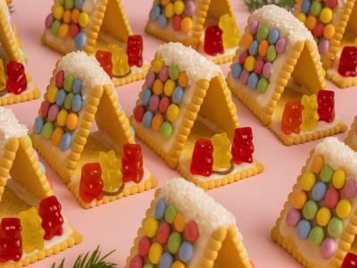 Πανεύκολα χριστουγεννιάτικα σπιτάκια με μόνο τρία τετράγωνα ή ορθογώνια μπισκότα