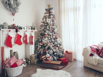 Γιορτινό σαλόνι: Ιδέες διακόσμησης πέρα από το χριστουγεννιάτικο δέντρο