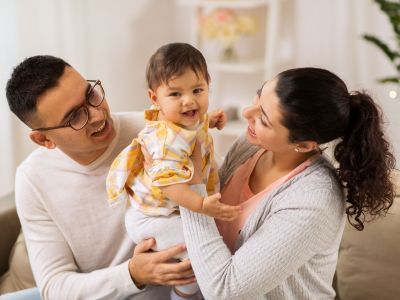 Θετική ανατροφή: Όσα δεν σου είπαν για τον πρώτο χρόνο του μωρού — Και πώς να τον ζήσεις με ηρεμία