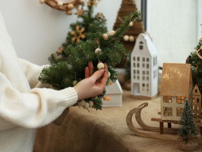 8 ιδέες για χριστουγεννιάτικα δέντρα σε μικρούς χώρους που «κλέβουν» την παράσταση