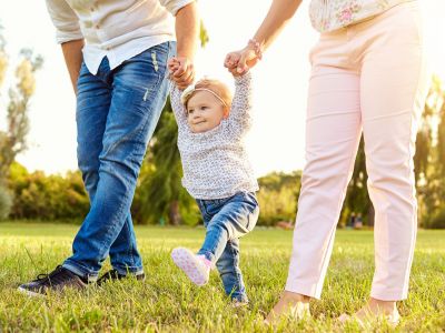 6 απλοί τρόποι για να βοηθήσετε το μωρό σας να περπατήσει