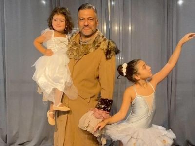 Στέλιος Κρητικός: Η γλυκιά χριστουγεννιάτικη φωτογραφία με τις κόρες του