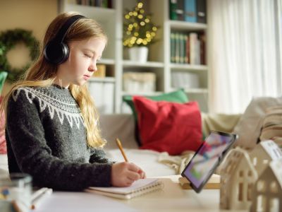 Christmas mood και διάβασμα: Πώς να κρατήσεις τα παιδιά συγκεντρωμένα πριν τις διακοπές