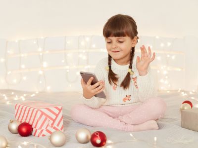 Θα πάρει το παιδί σου το πρώτο του κινητό για τα Χριστούγεννα; Τι πρέπει να κάνεις από πριν