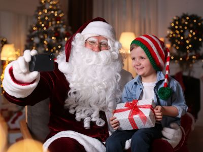 Πιέζετε κι εσείς το παιδί για μια φωτογραφία με τον Άγιο Βασίλη; Δείτε τι συμβουλεύει παιδοψυχίατρος