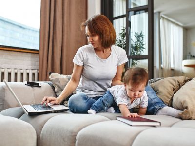Τι δεν σου λέει κανείς όταν δουλεύεις από το σπίτι έχοντας ένα μωρό