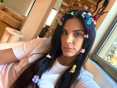 Χριστίνα Μπόμπα: Οι δίδυμες την έβαψαν, τη ζωγράφισαν και κόλλησαν αυτοκόλλητα παντού!