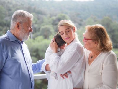 Τζένη Θεωνά: Οι τρυφερές φωτογραφίες με τον νεογέννητο γιο της και τους γονείς της