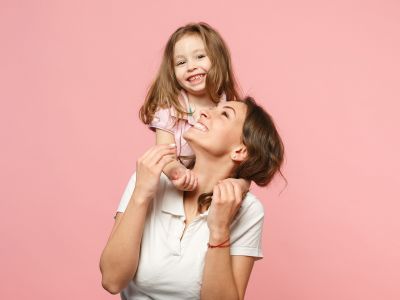 Γιατί όλο και περισσότερα παιδιά λέγονται «Velcro kids»; Τι σημαίνει αυτό;