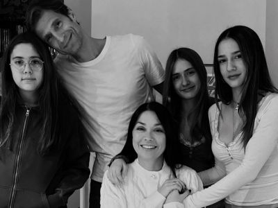 Νάντια Γιαννακοπούλου: Γενέθλια με καθυστέρηση - Η φωτογραφία με τις τρεις κόρες και τον σύζυγό της