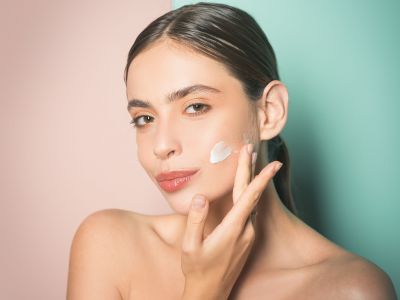 Πώς να ανανεώσετε πρόσωπο και λαιμό με τις σωστές αντιγηραντικές κρέμες προσώπου