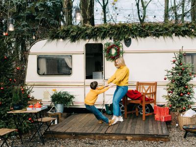 Μαμάδες: Πώς διαχειρίζονται το ψυχικό βάρος των γιορτών