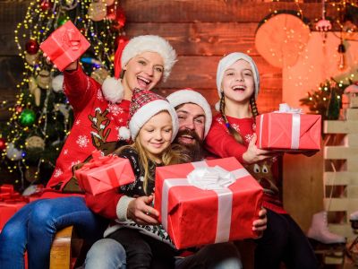 Χριστούγεννα χωρίς δώρα για τα παιδιά; Γονείς εξηγούν γιατί στηρίζουν το «no-gift» μοντέλο