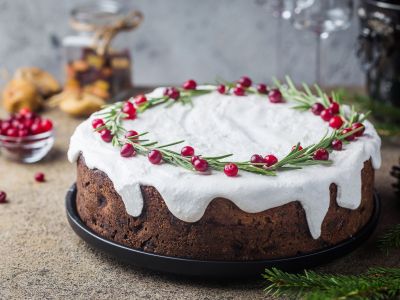 Γιορτινή βασιλόπιτα κέικ με ξηρούς καρπούς και αποξηραμένα φρούτα