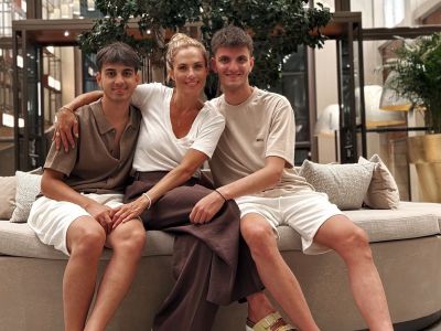 Σε mode Ελληνίδα μάνα:Η Ντορέττα Παπαδημητρίου στο αεροδρόμιο περιμένει το παιδί της για τις γιορτές