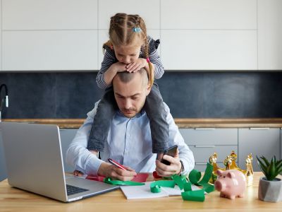 Το αόρατο φορτίο που κουβαλούν πολλοί μπαμπάδες