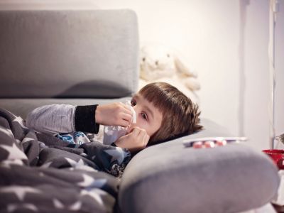 Τα απαραίτητα για το κρυολόγημα και τη γρίπη στα παιδιά που πρέπει να έχει μια μαμά στο σπίτι