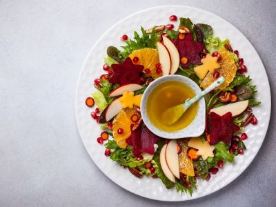 Γιορτινή σαλάτα με παντζάρι, μήλο, πορτοκάλι και σάλτσα μέλι-μουστάρδα