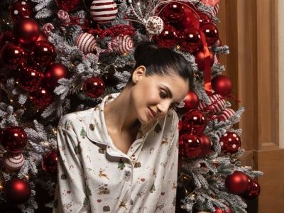 Γιορτινή ατμόσφαιρα: Η Αλεξάνδρα Νίκα και ο γιος της βάζουν μαζί τα φωτάκια στο δέντρο