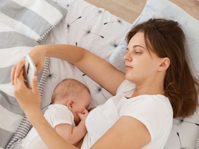 Μπορείς να χρησιμοποιείς το κινητό ενώ θηλάζεις; Τι υποστηρίζουν οι ειδικοί