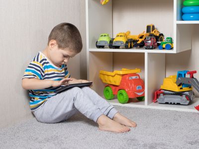 Η πρώιμη έκθεση σε οθόνες συνδέεται με άγχος και αργές αποφάσεις στην εφηβεία