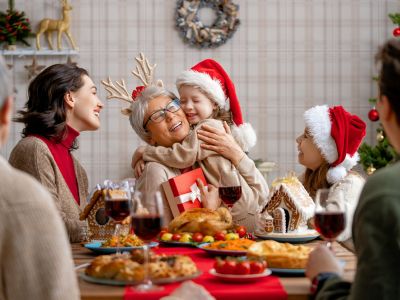 6 τρόποι να γιορτάσετε την Πρωτοχρονιά μαζί με τους παππούδες και τις γιαγιάδες