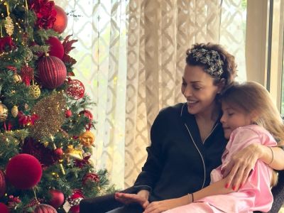 Σίσσυ Φειδά: Οι τρυφερές φωτογραφίες με την κόρη της κάτω από το χριστουγεννιάτικο δέντρο